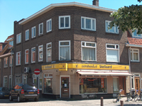 820185 Gezicht op het hoekpand Rijnlaan 44 (Versbanket Stellaard) te Utrecht; links de Grevelingenstraat.N.B. Voorheen ...